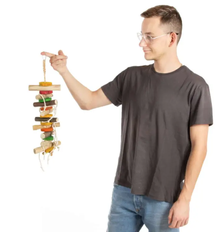 Drtič Franc – dřevěná hračka pro střední a velké papoušky od ParrotPlanet.cz