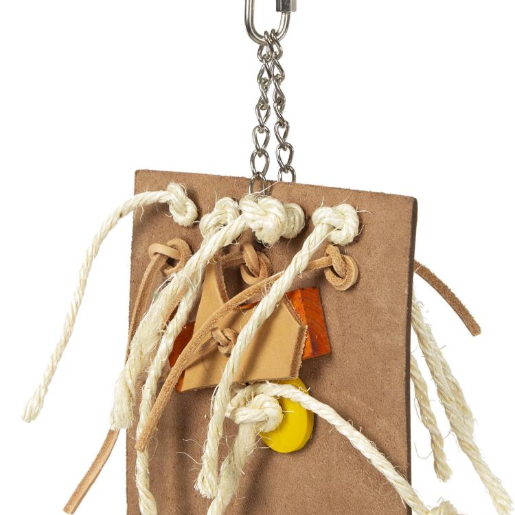 Kožená deska na klování – hračka pro velké a střední papoušky od ParrotPlanet.cz