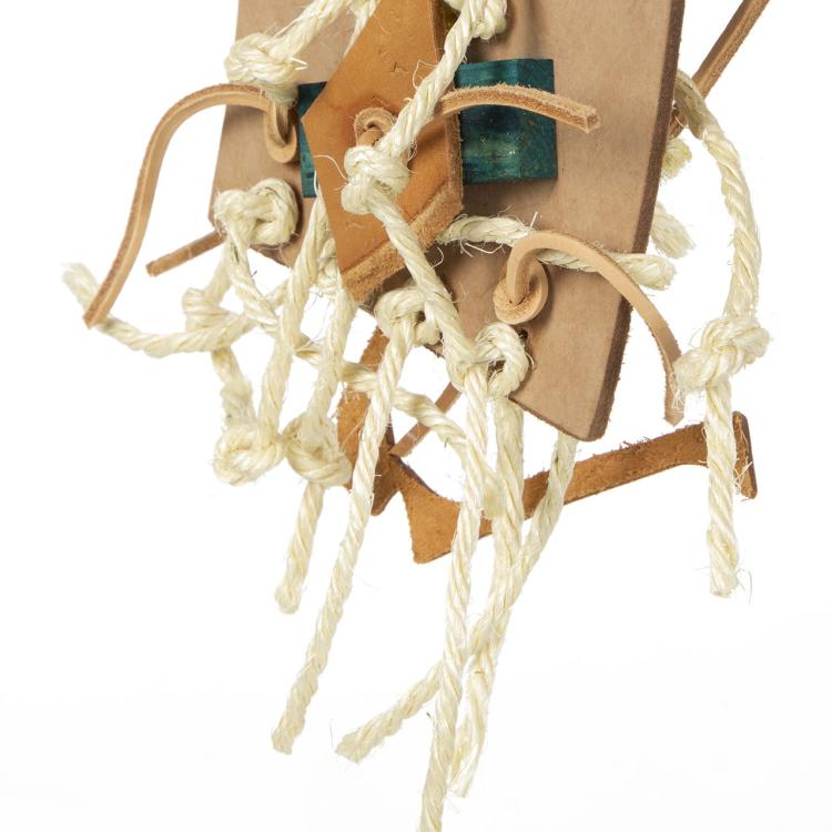 Kožená deska na klování – hračka pro velké a střední papoušky od ParrotPlanet.cz