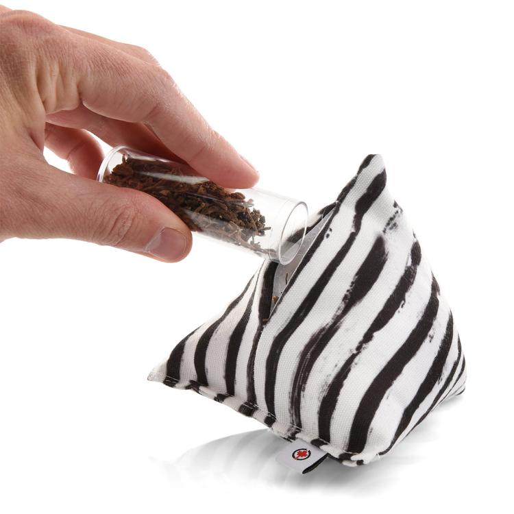 Polštářek PIRAMIDKA XL pro mazlení kočky | Canadian Cat | ZEBRA | valeriána 11 g  od ParrotPlanet.cz