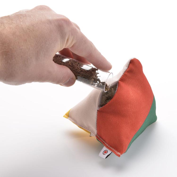 Polštářek PIRAMIDKA XL pro mazlení kočky | Canadian Cat | Reggae 4-color | catnip 11 g od ParrotPlanet.cz