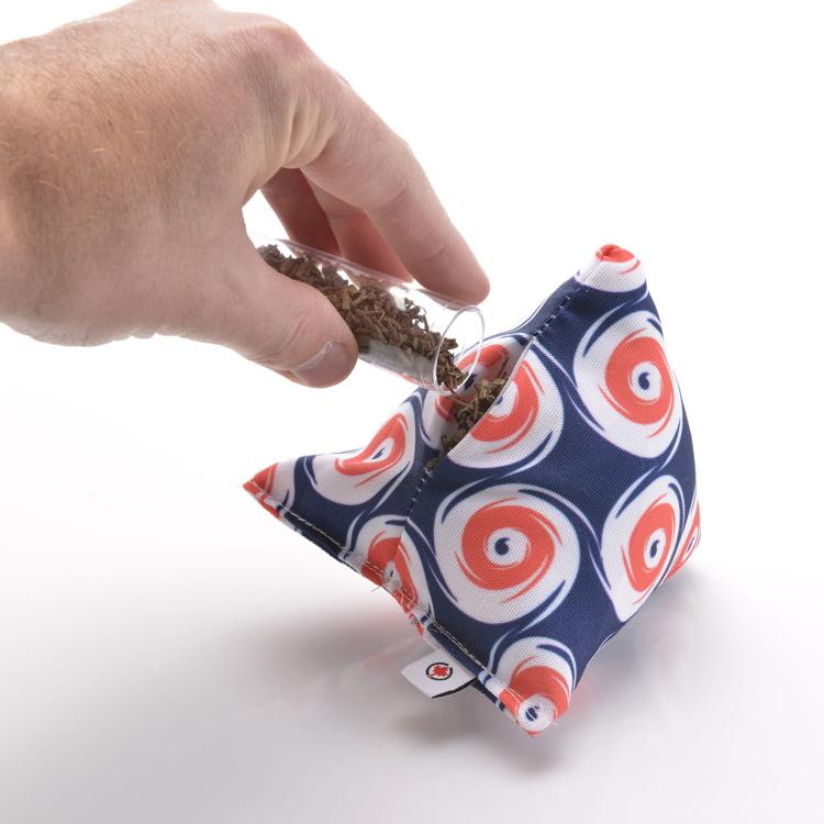 Polštářek PIRAMIDKA XL pro mazlení kočky | Canadian Cat | NORDIC DOT| kočičí máta 11 g od ParrotPlanet.cz