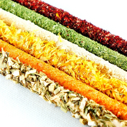 Tyčinky se zeleninou – pamlsek pro všechny papoušky – zdravý a chutný od ParrotPlanet.cz