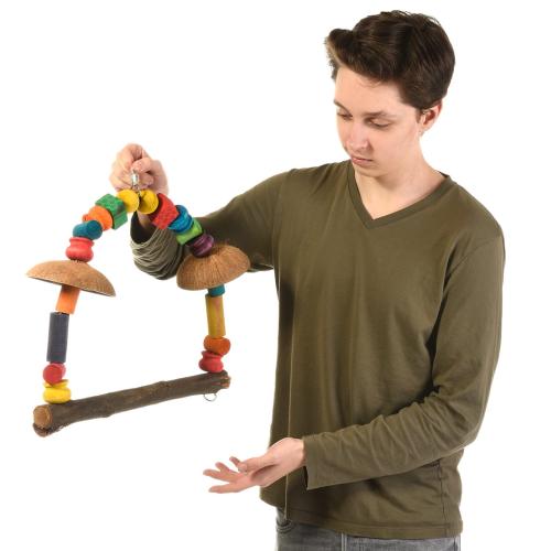 Barevná houpačka s kokosem – ideální přírodní hračka pro střední a větší papoušky  od ParrotPlanet.cz