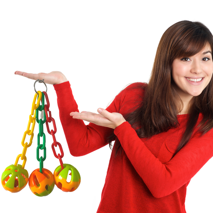 3 míčky s chrastítkem na barevných řetízcích – hračka pro střední a velké papoušky od ParrotPlanet.cz