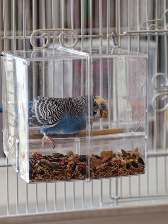 Krmítko „LESS MESS“ – méně nepořádku pro malé a střední papoušky velikosti S od ParrotPlanet.cz