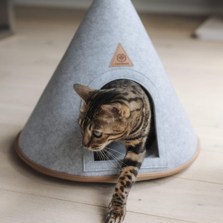 Cat Tipi | Plstěný úkryt, jeskyně s polštářem | Canadian Cat | Světle šedá od ParrotPlanet.cz