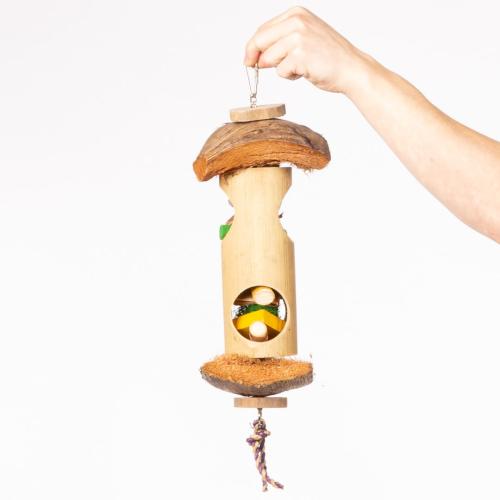 Surprise | Přírodní hračka pro papoušky s dřevem Java | Nauka krmění od ParrotPlanet.cz