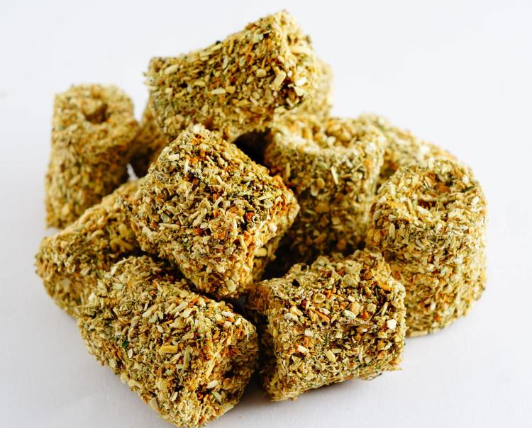 Křupavé topinambury – brokolice | Lahodná pochoutka | pro všechny papoušky 60 g od ParrotPlanet.cz