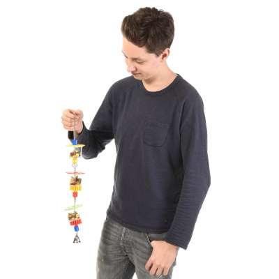 Vertikální krmítko s pamlsky – hračka pro krmení všech papoušků od ParrotPlanet.cz