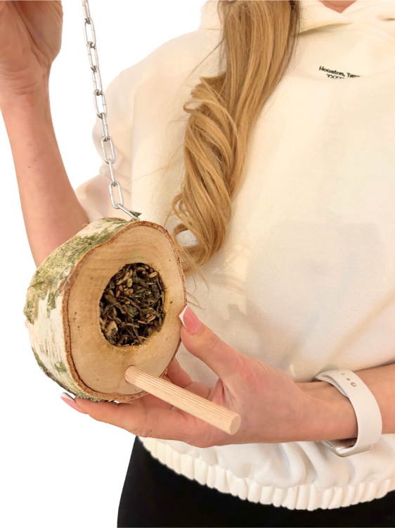 Kulatý dřevěný kousek s banánem a bylinkami  - pro malé a střední papoušky od ParrotPlanet.cz