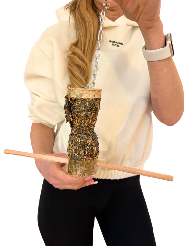 Závěsné dřevěné kousky s bylinkami a larvami moučky - pro malé a střední papoušky od ParrotPlanet.cz