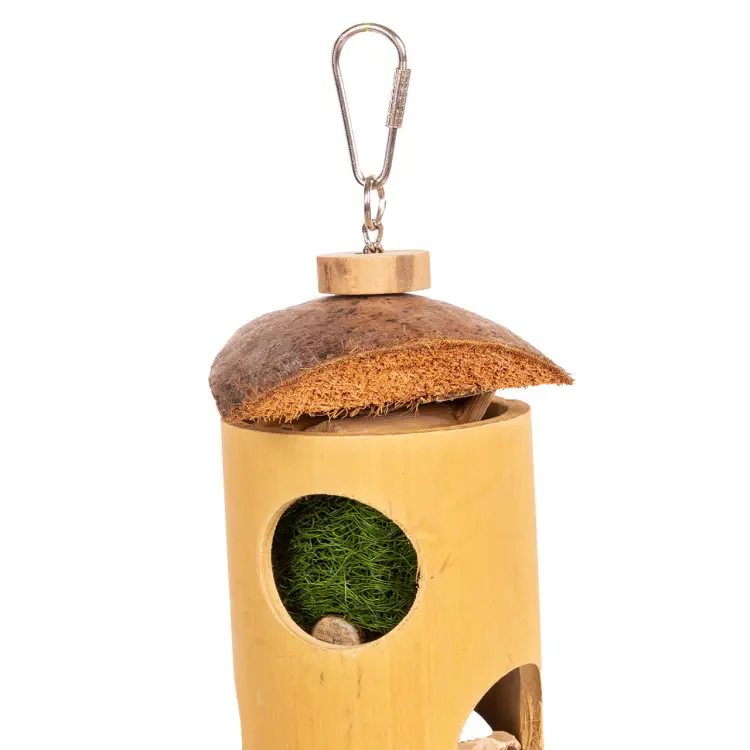 Bambusová skrýš s překvapením – hračka pro malé a střední papoušky od ParrotPlanet.cz