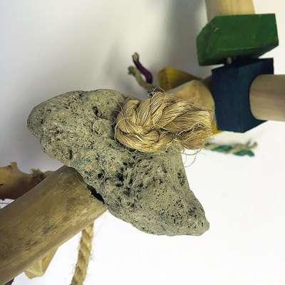 Tyč pro velké papoušky JAVA s hračkami XXL od ParrotPlanet.cz