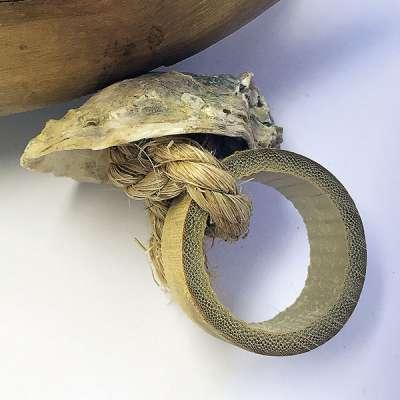 Tyč pro velké papoušky JAVA s hračkami XXL od ParrotPlanet.cz