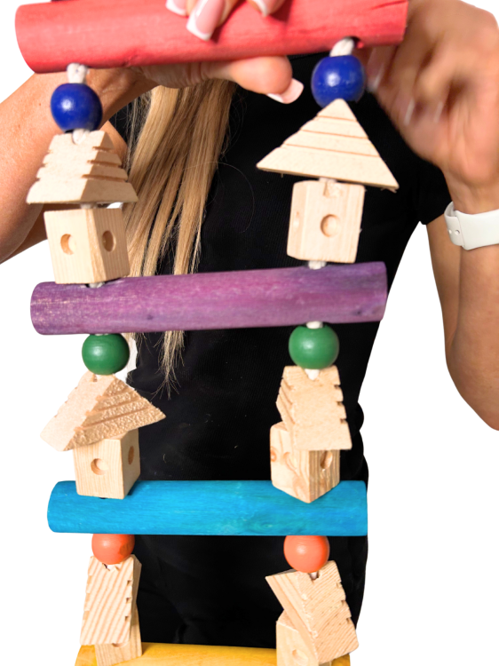 Domeček s žebříkem – hračka pro všechny papoušky od ParrotPlanet.cz