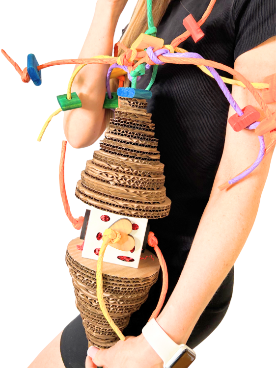 Krmná věž – bezpečná hračka pro krmení velkých papoušků od ParrotPlanet.cz