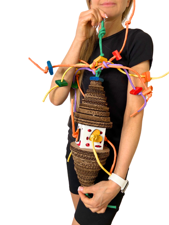 Krmná věž – bezpečná hračka pro krmení velkých papoušků od ParrotPlanet.cz