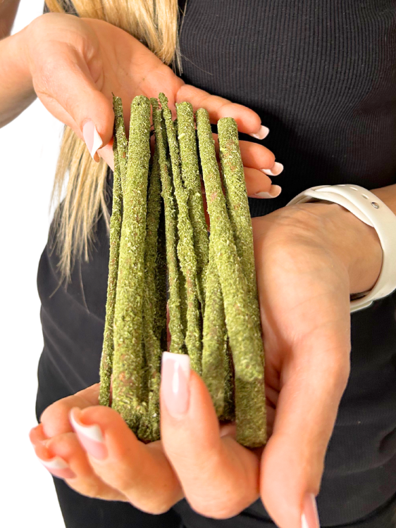 Tyčinky s petrželkou – zdravá pochoutka pro všechny papoušky od ParrotPlanet.cz