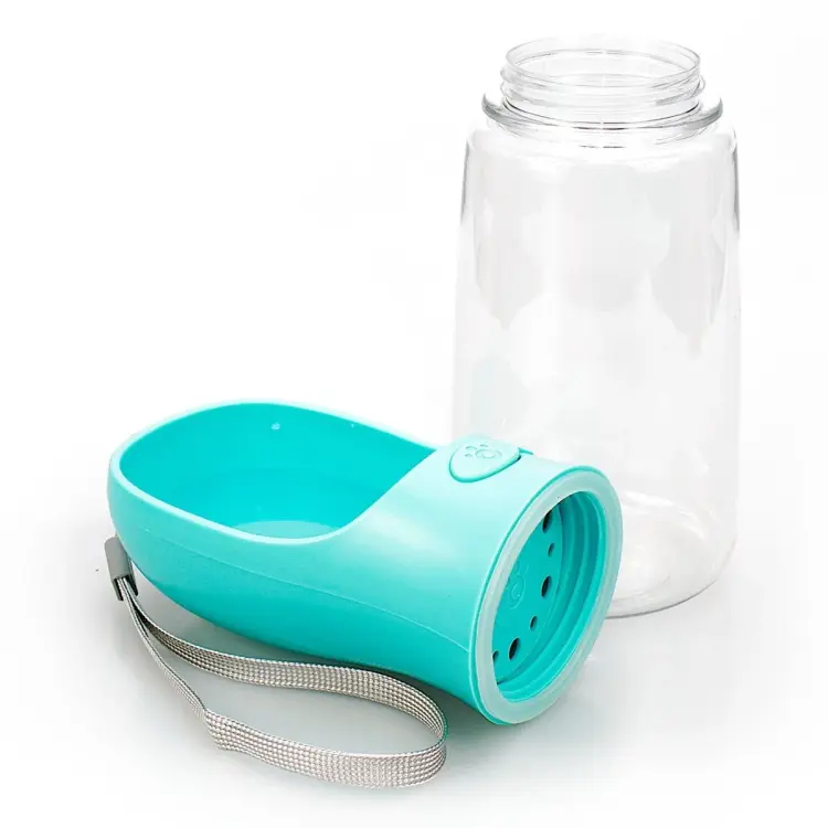 Přenosná láhev na vodu s dávkovačem 550 ml – pro papoušky, psy a další zvířata od ParrotPlanet.cz