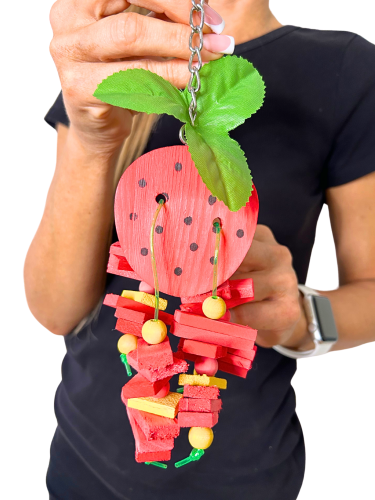 Šťavnatá jahoda – dřevěná hračka pro všechny papoušky od ParrotPlanet.cz
