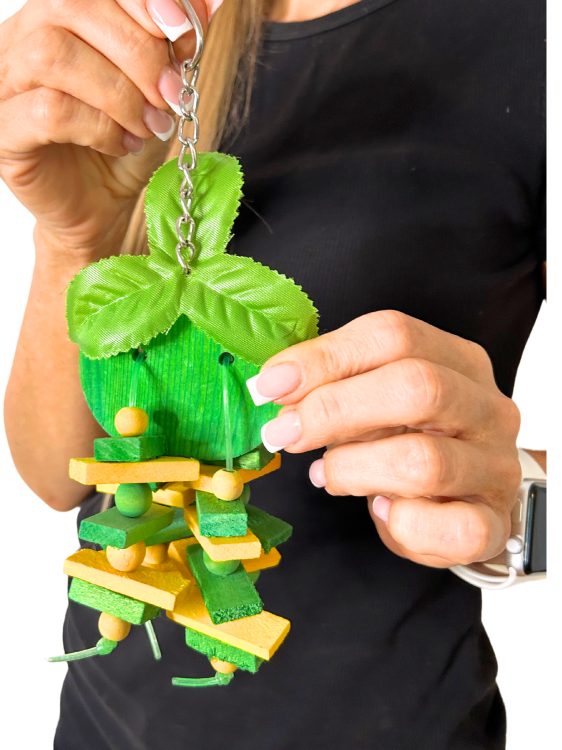 Šťavnaté jablko – dřevěná hračka pro všechny papoušky od ParrotPlanet.cz