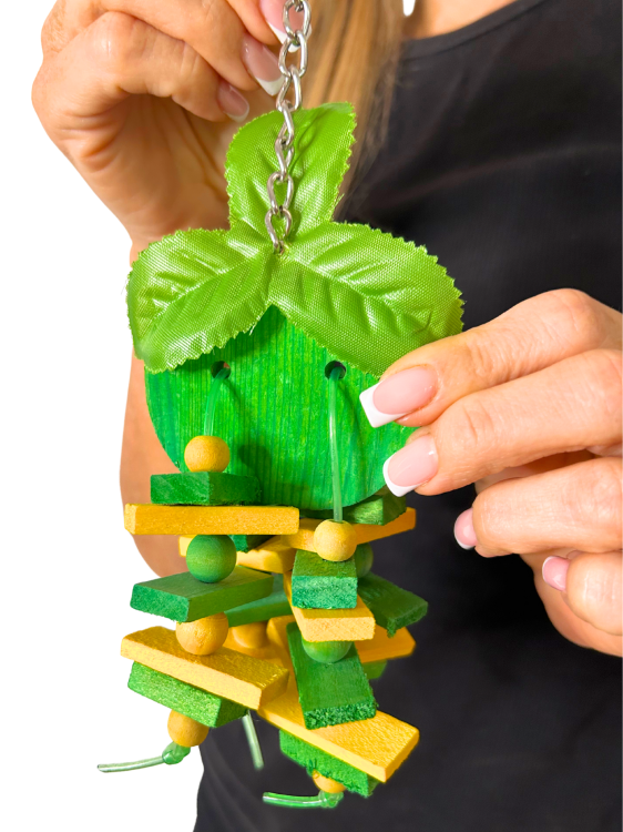 Šťavnaté jablko – dřevěná hračka pro všechny papoušky od ParrotPlanet.cz