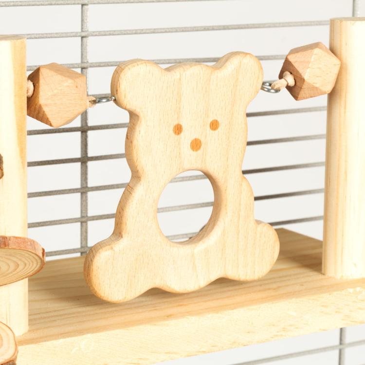 Teddy Bear Swing – hračka do klece s figurkou medvídka pro papoušky | cca 23 x 12 x 13 cm od ParrotPlanet.cz