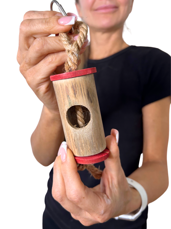 Bambusová skrýš – hračka pro malé a střední papoušky od ParrotPlanet.cz