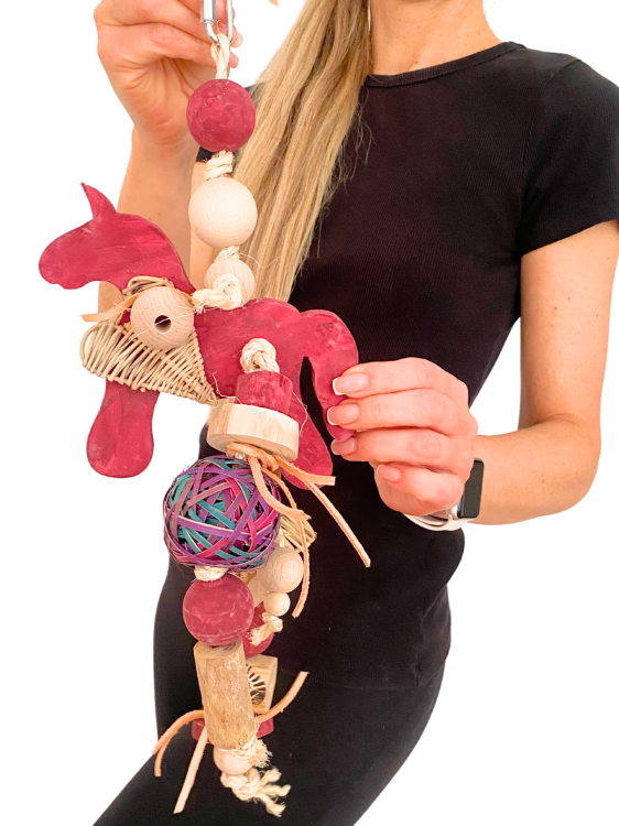 Happy Mustang – hračka pro všechny papoušky a jiné ptáky od ParrotPlanet.cz