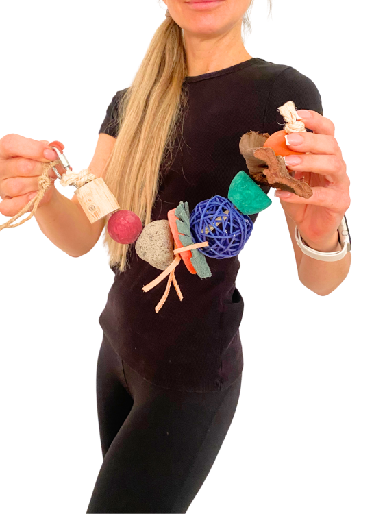 Barevný akrobat – hračka s javovými kameny pro všechny papoušky a jiné ptáky od ParrotPlanet.cz