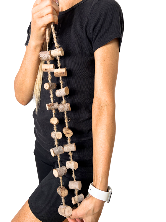 Eukalyptová žebříková lávka – hračka pro vakoveverky od ParrotPlanet.cz