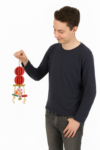 Červená zelená radost – víceúčelová hračka pro střední a velké papoušky od ParrotPlanet.cz