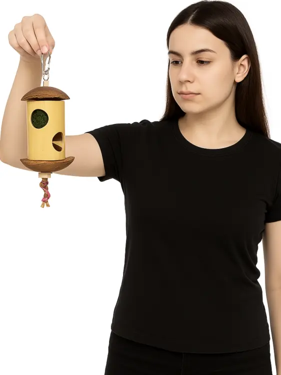 Bambusová skrýš s překvapením – hračka pro malé a střední papoušky od ParrotPlanet.cz