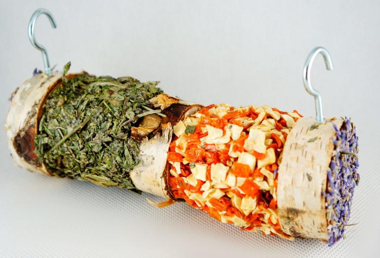 Bylinkovo-zeleninový špíz – pro všechny hlodavce, včetně králíků, morčat, myší, křečků, potkanů a pískomilů od ParrotPlanet.cz