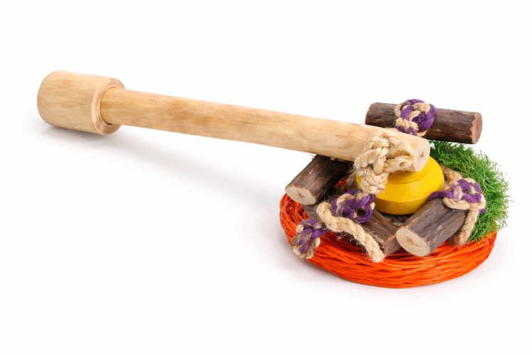 Tyč Java s hračkami L – jedinečný kousek přírody pro střední a velké papoušky od ParrotPlanet.cz