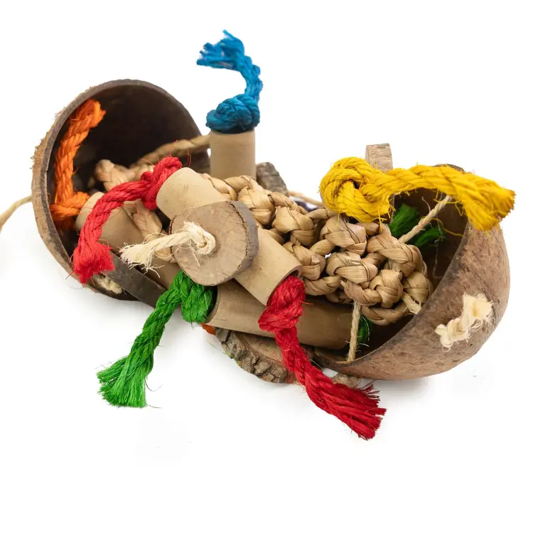 Coco Stack – závěsná hračka z kokosu a dřeva pro papoušky 13 × 40 cm od ParrotPlanet