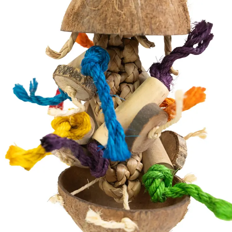 Coco Stack – závěsná hračka z kokosu a dřeva pro papoušky 13 × 40 cm od ParrotPlanet